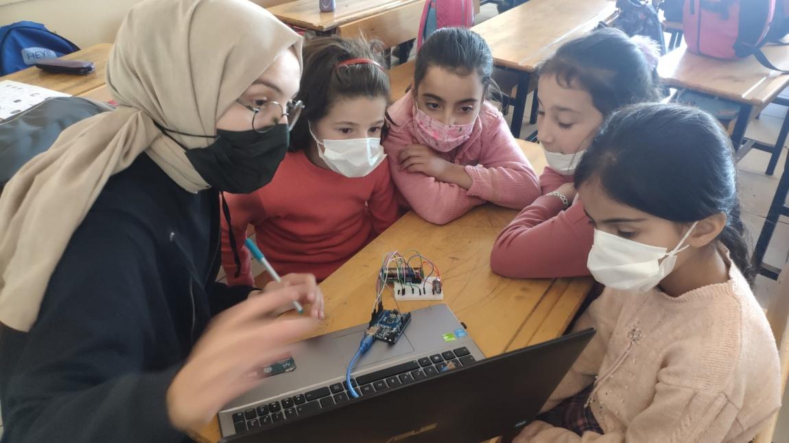 Atatürk Üniversitesi Öğrencilerinden Robotik Kodlama Tanıtımı
