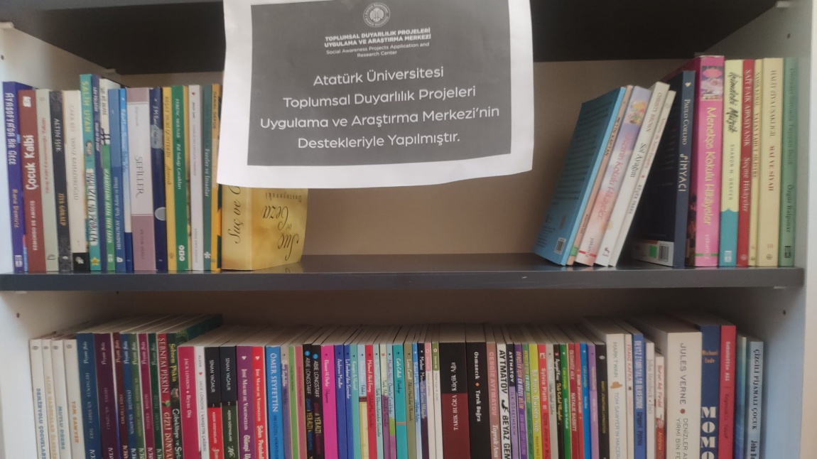 Atatürk Üniversitesi Öğrencilerinden Kütüphanemize Kitap Bağışı
